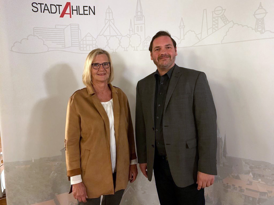 CDU-Stadtverbands- und Fraktionschef Peter Lehmann gratulierte Rita Pöppinghaus-Voss zur Nominierung als stellvertretende Bürgermeisterin.