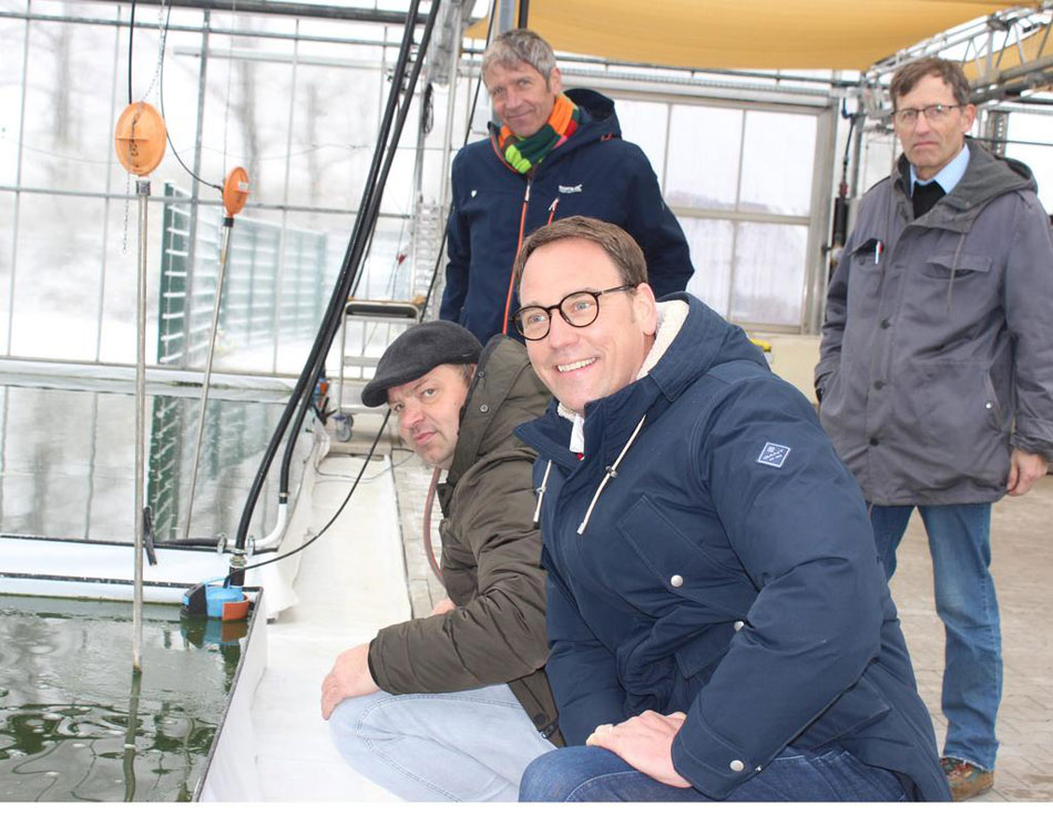Markus Höner (vorne) beim Besuch auf dem Hof Averberg: Dort besichtigte er die Spirulina-Produktion. (CDU)
