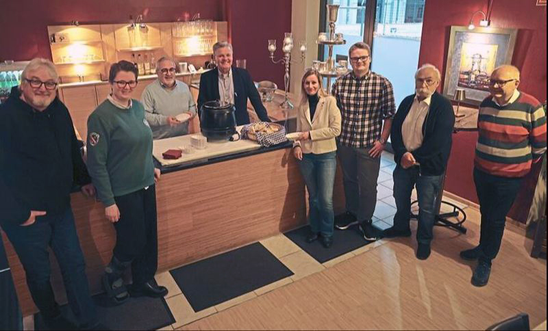 Deftig und lecker: Vorstandsmitglieder der CDU S�d-Ost lassen sich von K�chenchef Rainer Kaczmarek (4.v.l.) eine Zechen-Currywurst mit frischem Brot servieren. �Cook & chill� steht f�r Vielseitigkeit.