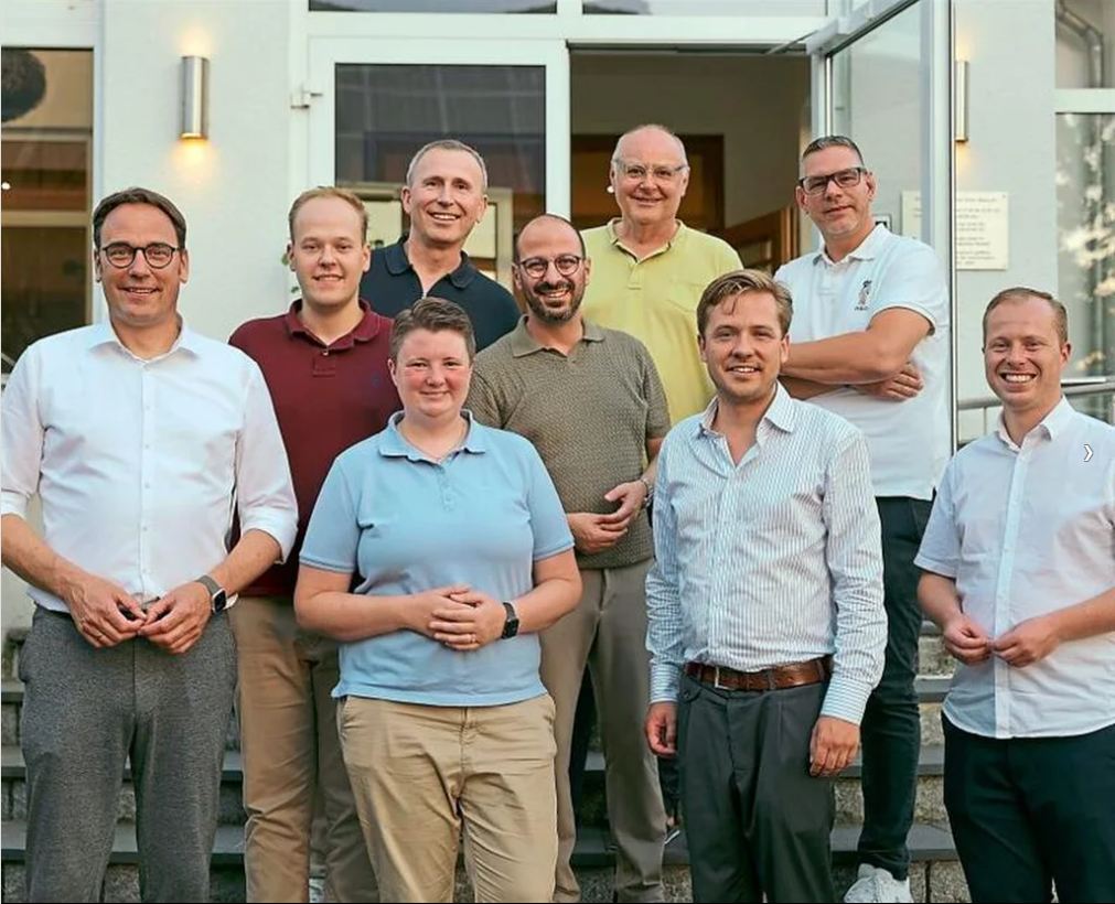 v.l. Markus H�hner (MdL), Nick Drewer, Sophie Seiler, Lars K�hler, B�rgermeister Matthias Harman, Martin Hegselmann, Vorsitzender Christoph Aulbur und Heiko von Glinski. Es fehlt: Philip Terbrack